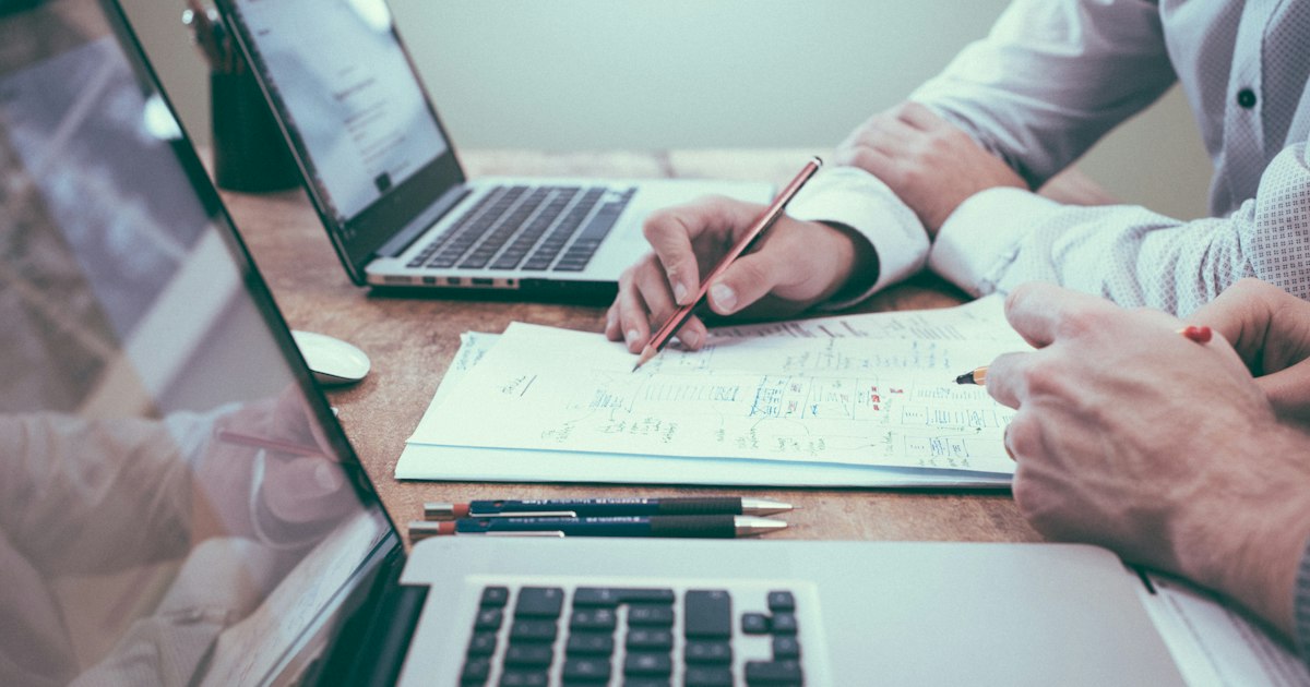 Analisis de metricas del embudo de ventas B2B industrial.
