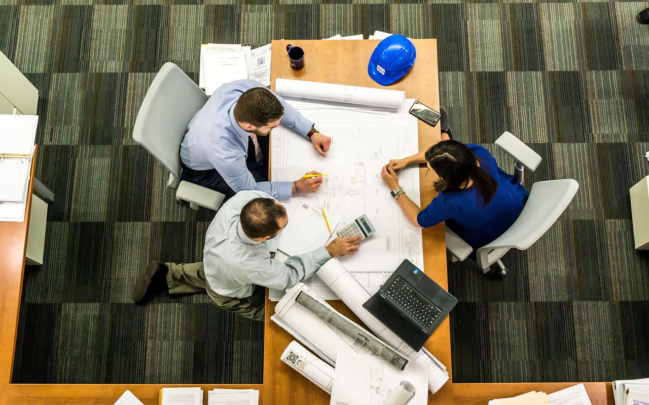 Ingenieros revisando planos durante una reunión de trabajo