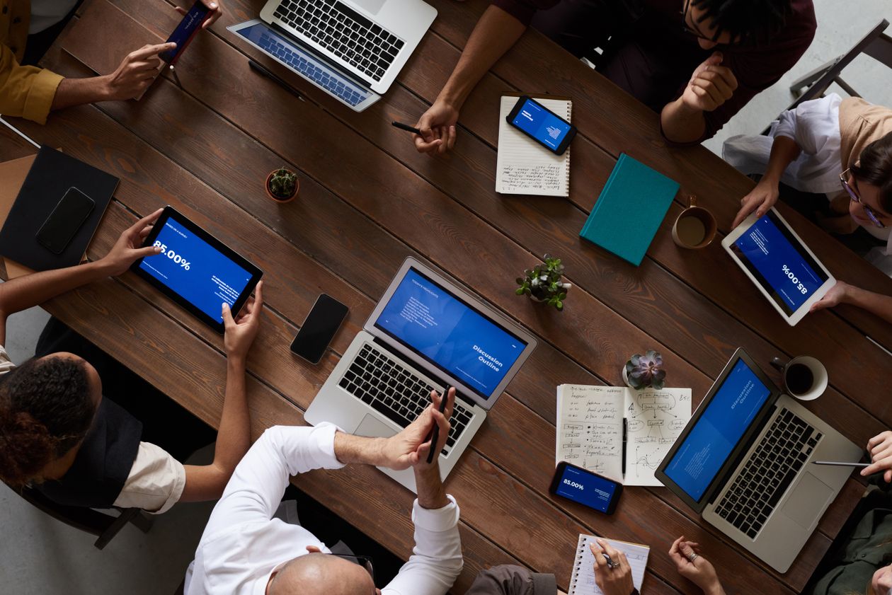Equipo de profesionales colaborando en una reunión de negocios