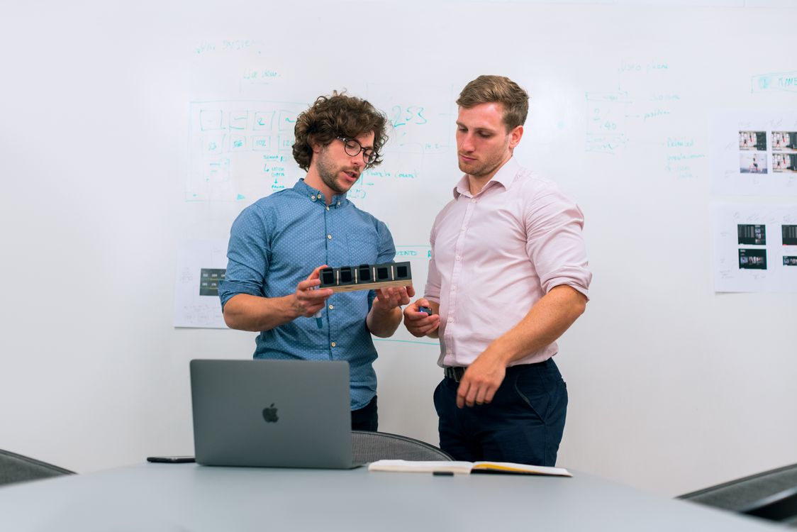 Equipo de ingenieros revisando planos en una reunión de trabajo