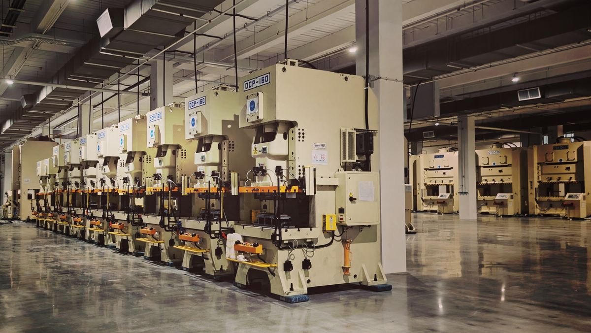 Piso de una fábrica con equipos de producción industrial