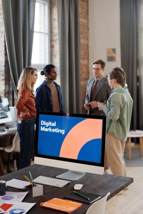 Profesionales analizando datos y métricas en una reunión de trabajo