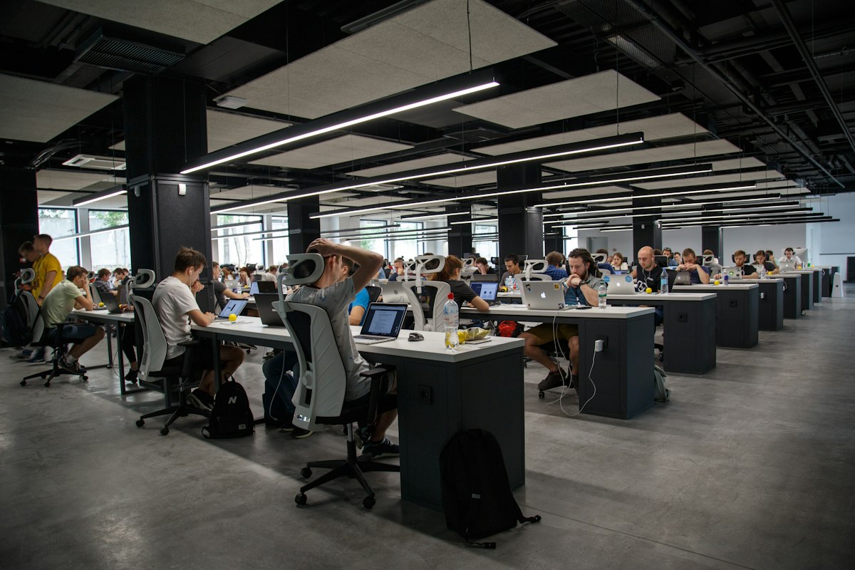 Oficina con pantallas mostrando gráficos y métricas de analítica web