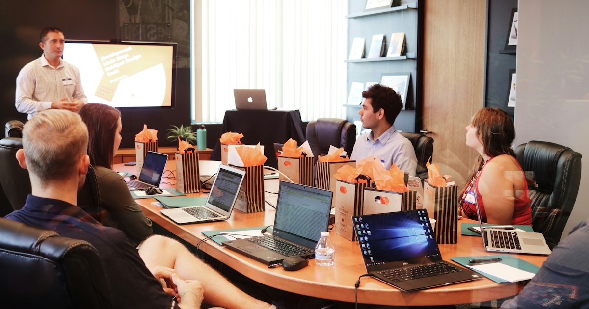 Equipo comercial B2B revisando reportes de ventas en una reunión de oficina