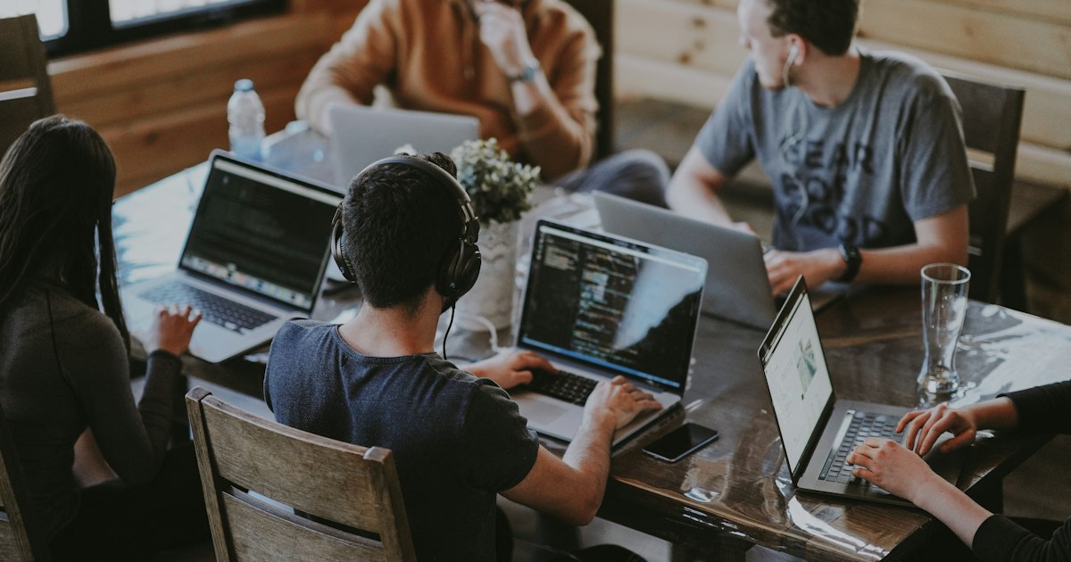 Equipo de trabajo revisando un sitio web en la oficina