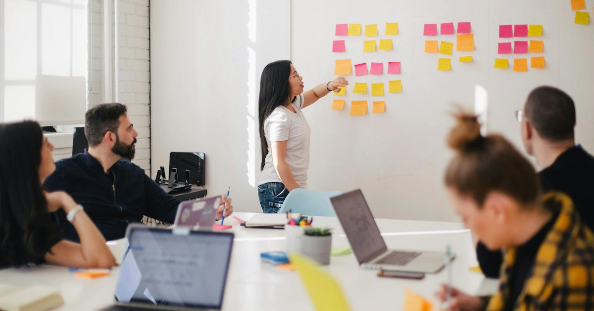 Equipo de trabajo revisando una estrategia de marketing B2B en una sala de reuniones
