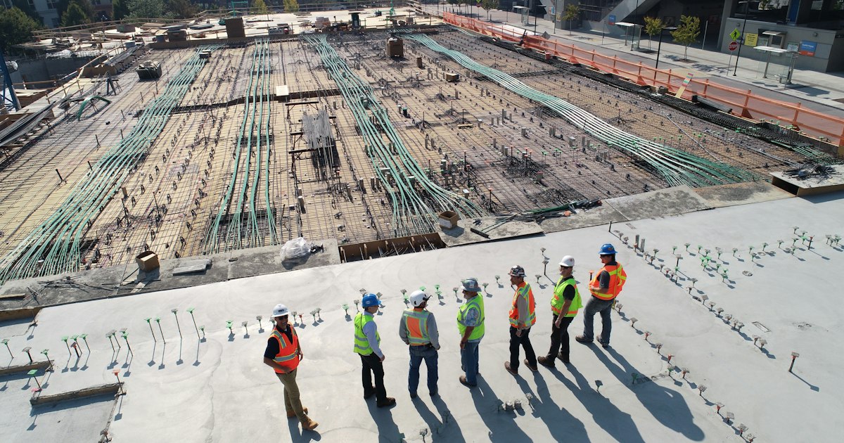 Sitio de construcción con grúa y edificio en progreso