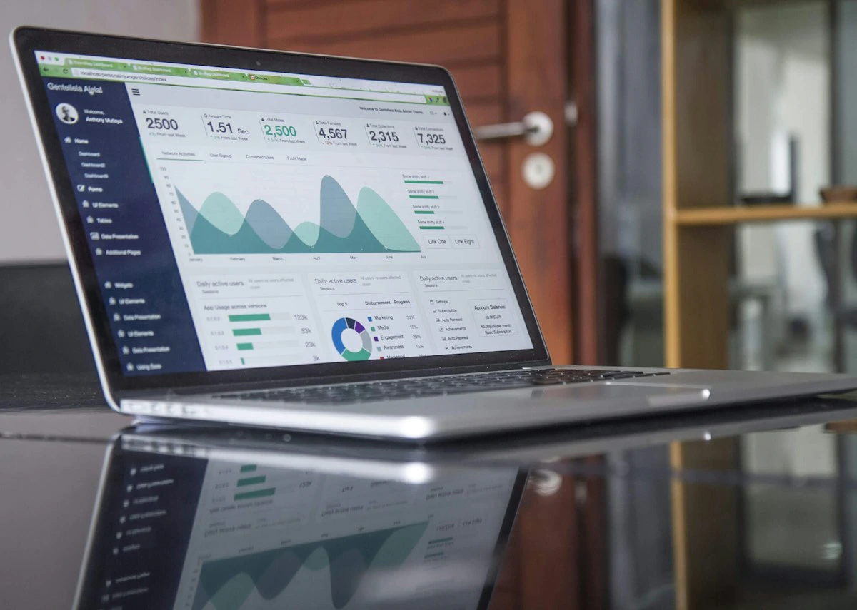 Equipo profesional analizando datos de marketing y ventas en una oficina moderna