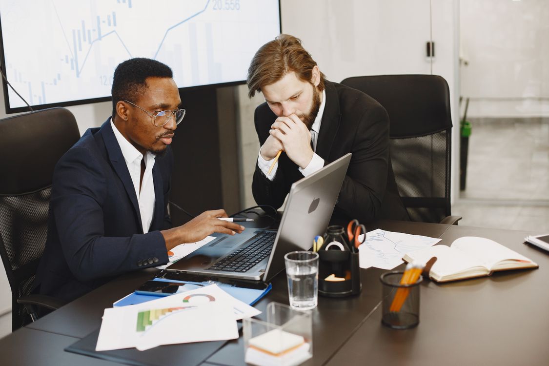 Equipo de trabajo usando una laptop para definir su estrategia empresarial en la oficina