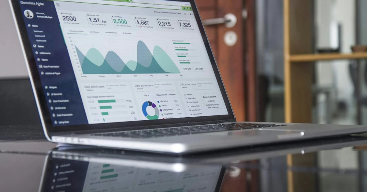 Profesional analizando datos de búsqueda en laptop con gráficos de analytics